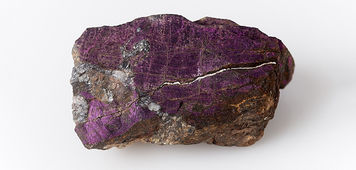 Пурпурит: Значение и магические свойства камня