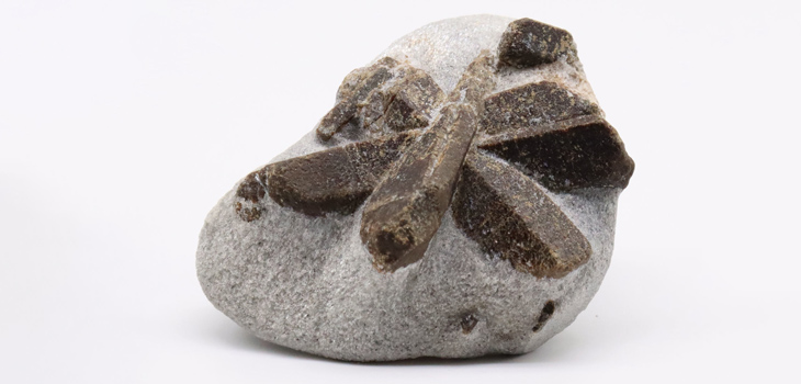 Ставролит: Значение и магические свойства камня